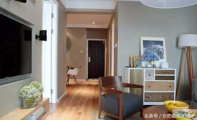 現代簡約的新家裝修的很漂亮，臥室的衣柜旁邊打了書桌，非常實用