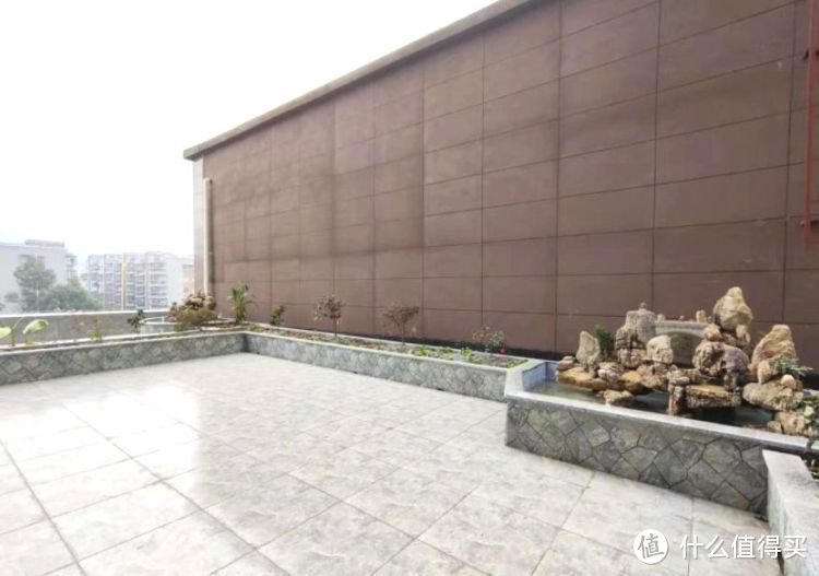 擠破頭買了這套100㎡小三房，送超大平臺花園，比房子大了一倍